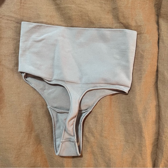 Skims thong spanx - Picture 2 of 3